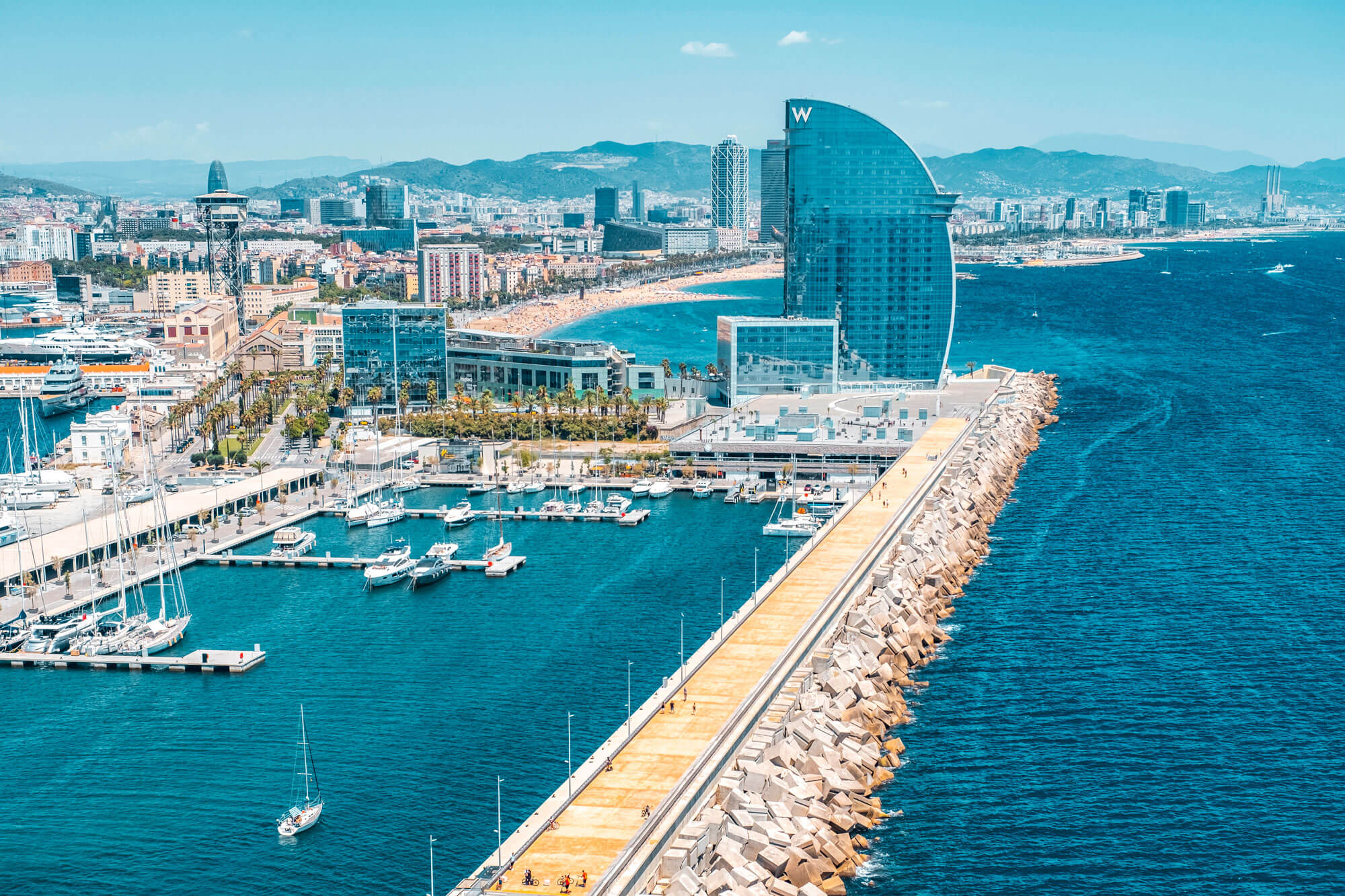 Vista aérea del puerto de Barcelona desde un helicóptero