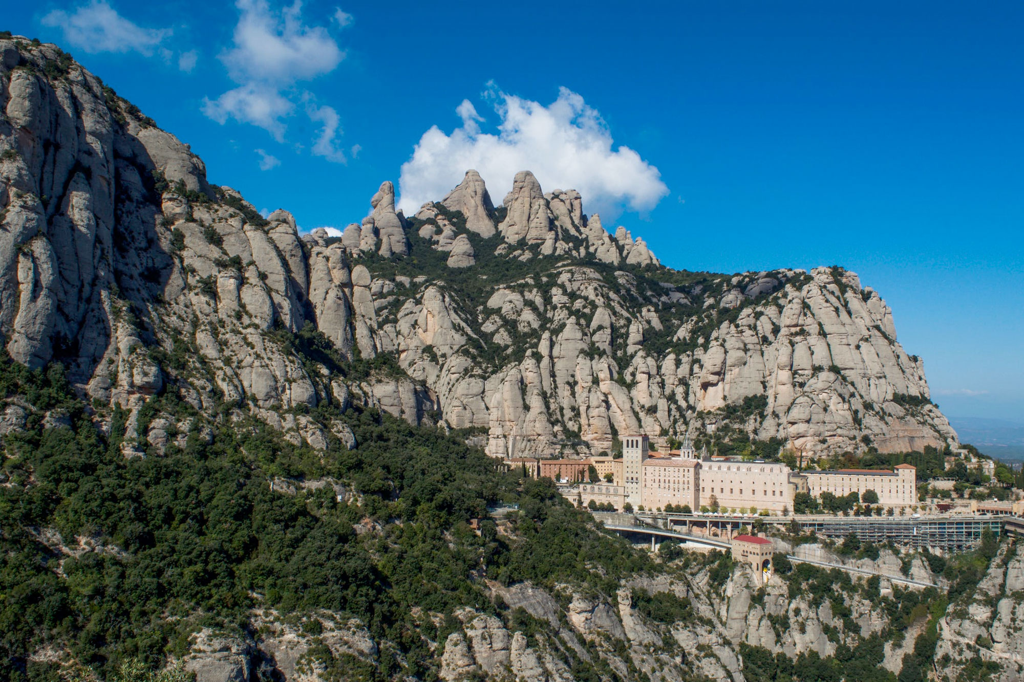 Imagen panorámica de la cordillera de Montserrat desde un helicóptero