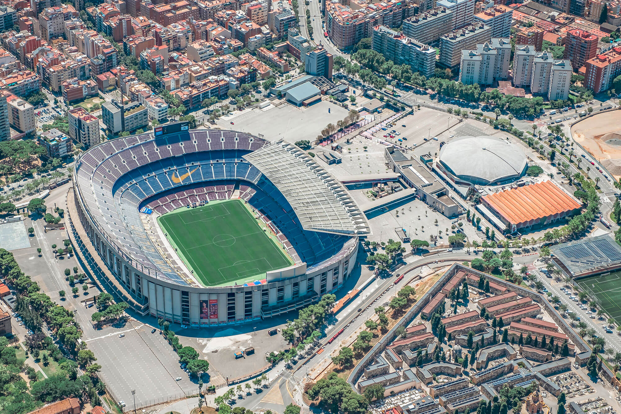 Vista aérea del Camp Nou y sus alrededores desde un helicóptero