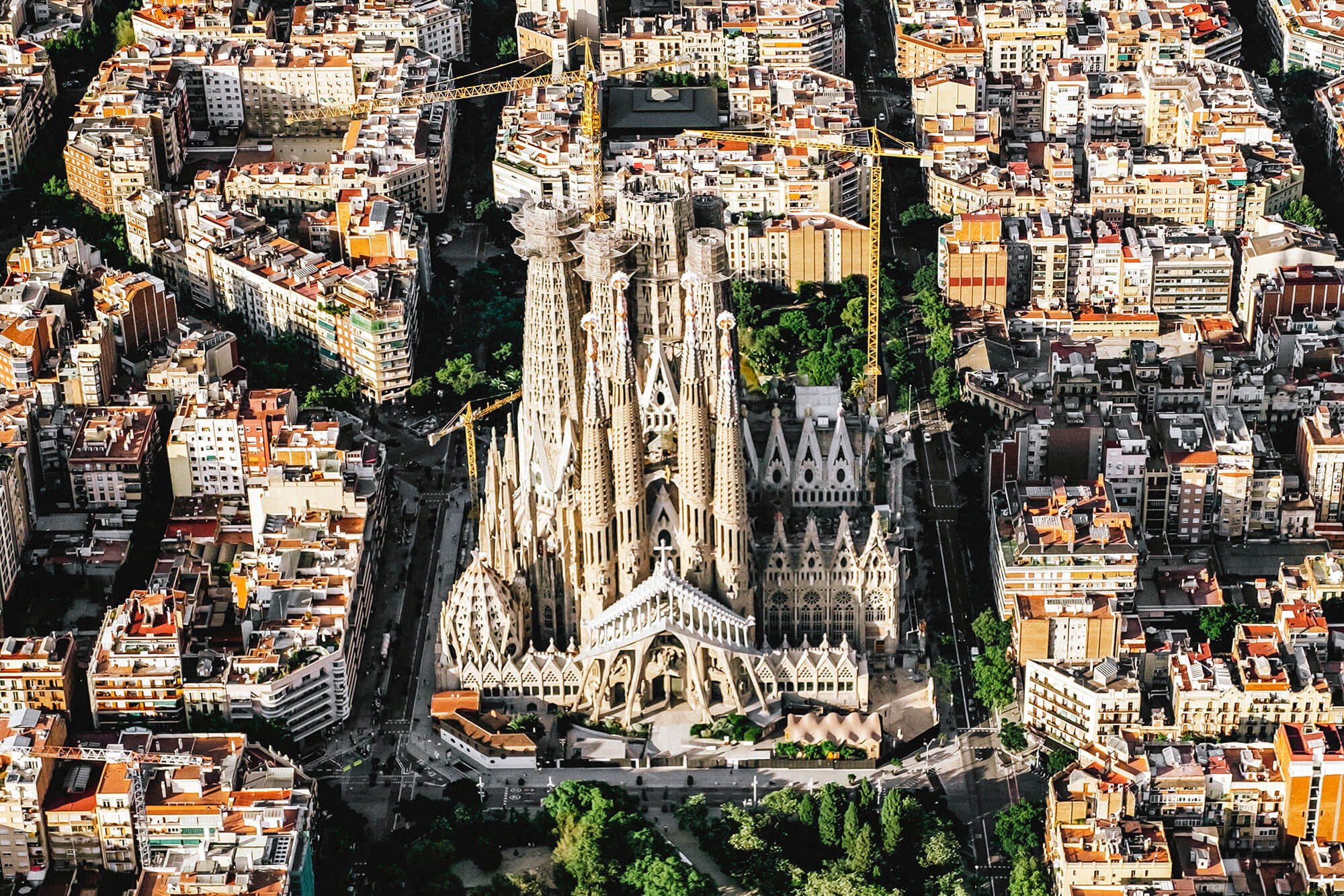 Imagen panorámica de la Sagrada Familia y los barrios circundantes desde un helicóptero