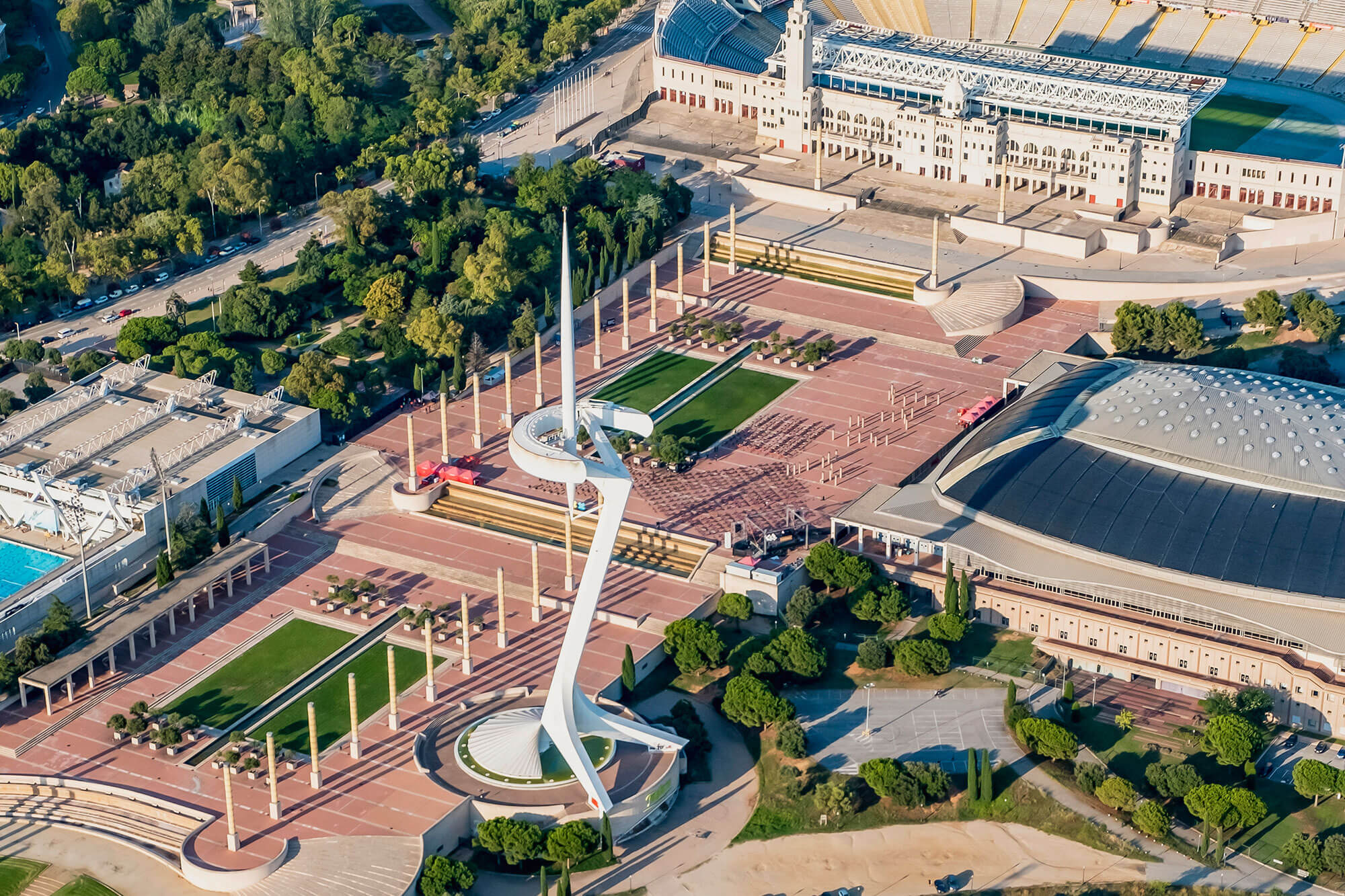 Vista de pájaro del Anillo Olímpico de Montjuïc en Barcelona desde un helicóptero