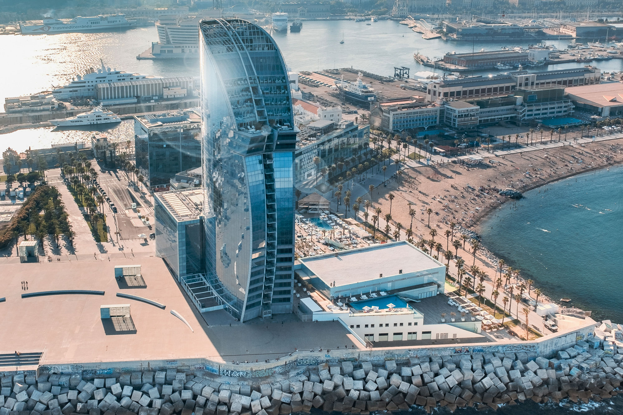 Imagen panorámica del puerto de Barcelona desde un helicóptero con el Hotel W en primer plano