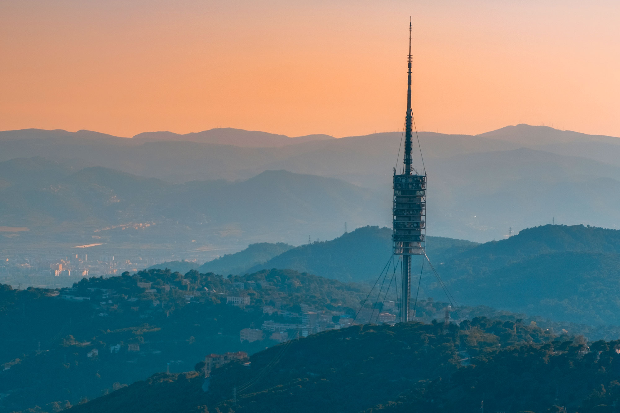 Vista aérea de la cordillera de Montserrat desde un helicóptero con una antena de comunicaciones en primer plano