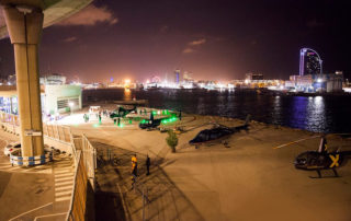 Vista de helicópteros de SKYTOURBCN en helipuerto de Barcelona de noche