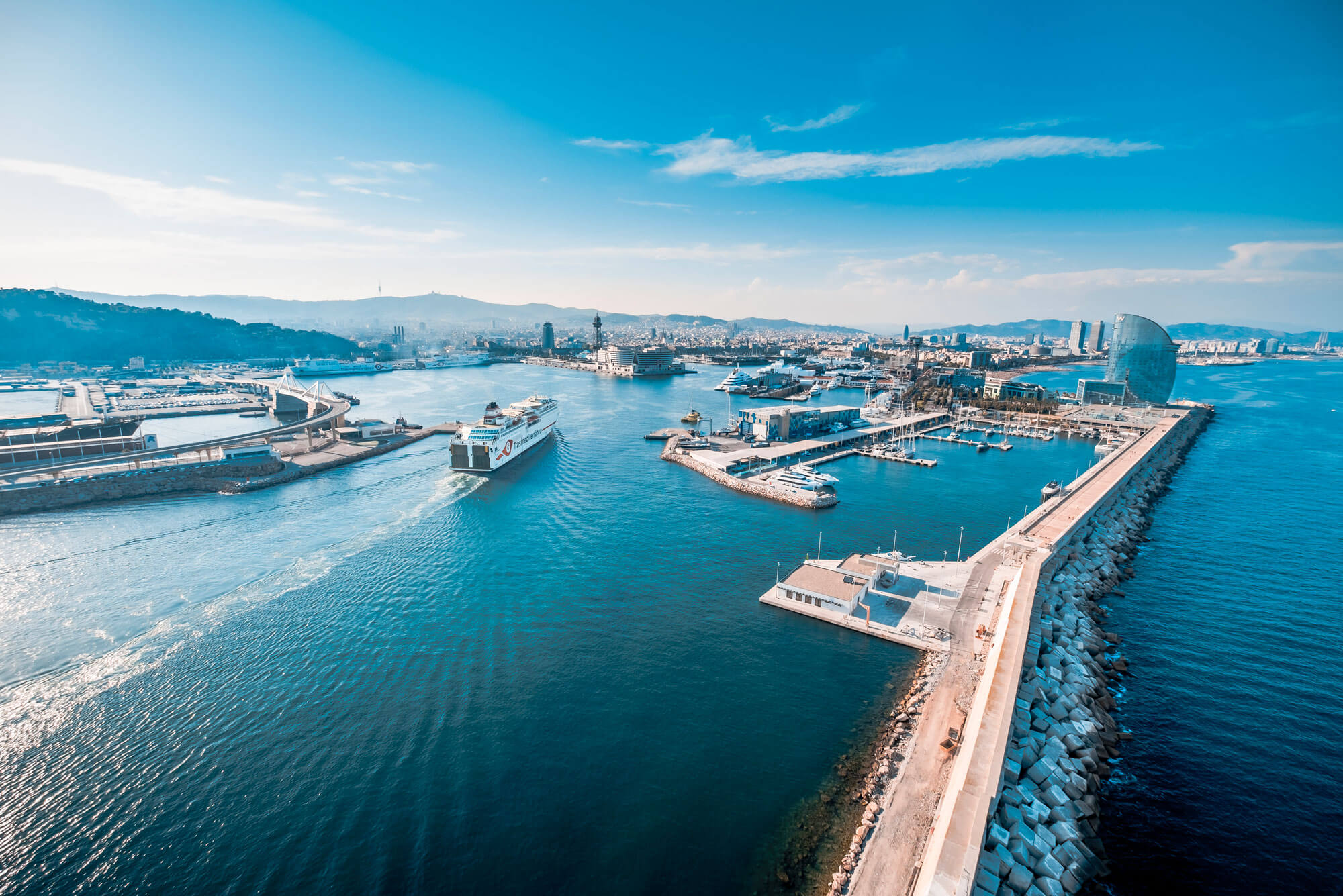 Imagen panorámica del puerto de Barcelona desde un helicóptero